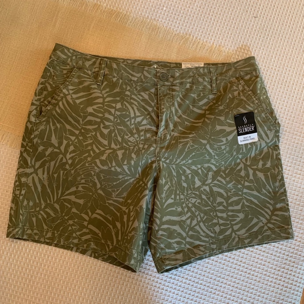 Green palm leaf print chino shorts NWT PRICE DROP.
